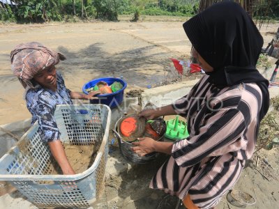 Dampak kerusakan akibat banjir bandang di Aceh Barat