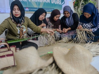 Pelatihan pengolahan kerajinan dari anyaman pandan