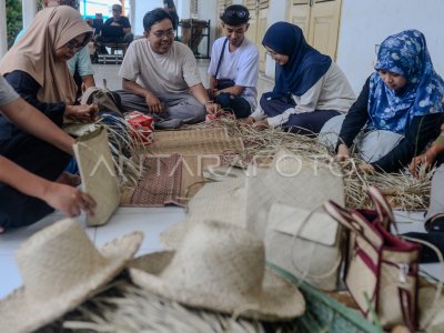 Pelatihan pengolahan kerajinan dari anyaman pandan