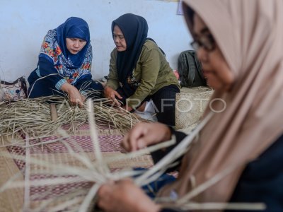 Pelatihan pengolahan kerajinan dari anyaman pandan