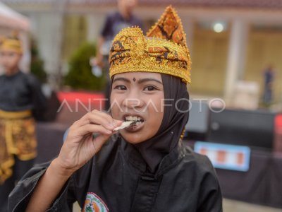 Spectacle de préservation culturelle par des élèves à Pandeglang