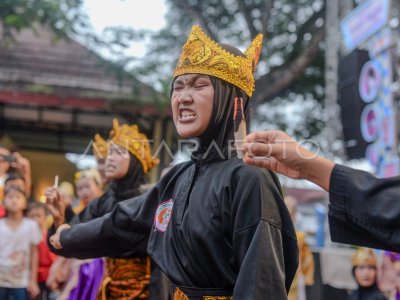 La performance de préservation culturelle des étudiants à Pandeglang