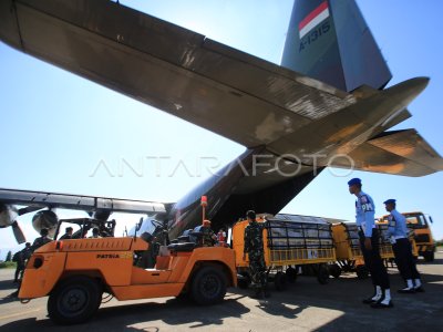 Kedatangan pesawat  logistik di Bandara SIM