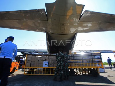 Kedatangan pesawat  logistik di Bandara SIM