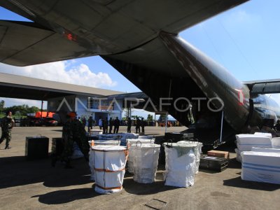 Kedatangan pesawat  logistik di Bandara SIM