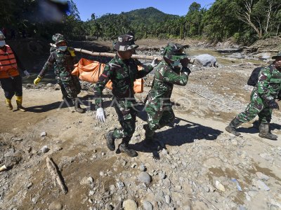 Evacuation of flash flood victims in Palembayan
