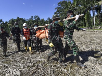 Evacuation of flash flood victims in Palembayan