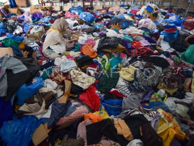 Asistencia de ropa usada para las víctimas de la inundación repentina en Padang