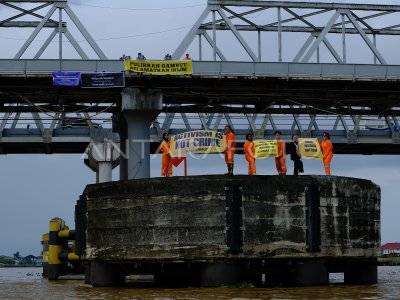 Aksi relawan peduli lingkungan di Pontianak