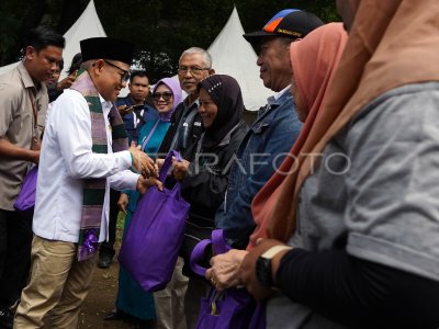 Menko PM bagikan paket sembako di Makassar