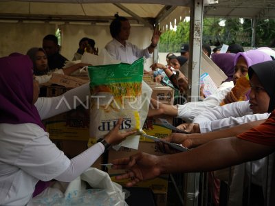 Menko PM bagikan paket sembako di Makassar