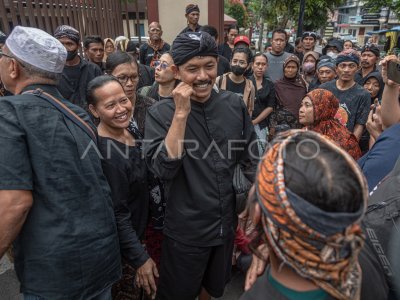 Activistas por la Preservación de las Montañas Kendeng responden al llamado de la Policía Regional de Java Central