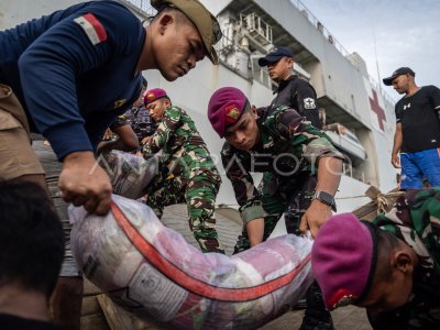 KRI Soeharso distribusikan bantuan bencana alam melalui jalur laut