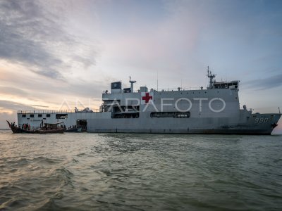KRI Soeharso distribusikan bantuan bencana alam melalui jalur laut