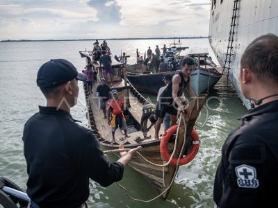 KRI Soeharso distribusikan bantuan bencana alam melalui jalur laut