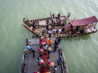 KRI Soeharso distribusikan bantuan bencana alam melalui jalur laut