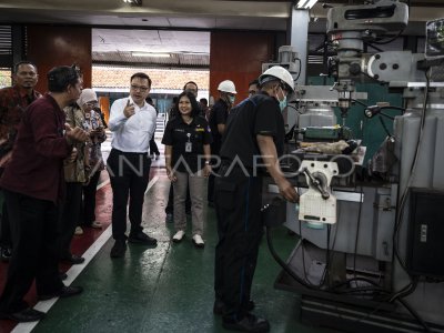 La visite de travail du sous-ministre du Ministère de la Coordination pour le Développement Humain et Culturel à SMKN Java Central