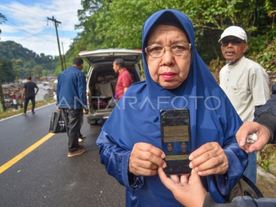 Mencari keluarga yang hilang akibat banjir bandang