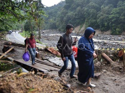 Mencari keluarga yang hilang akibat banjir bandang