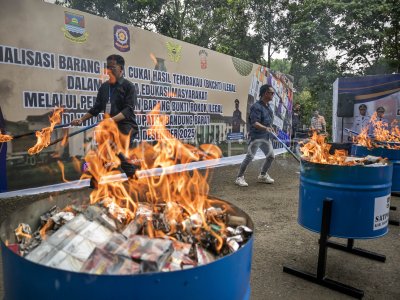 Pemusnahan rokok ilegal di Kabupaten Bandung Barat