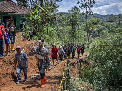 Dampak bencana tanah longsor di Kabupaten Bandung Barat