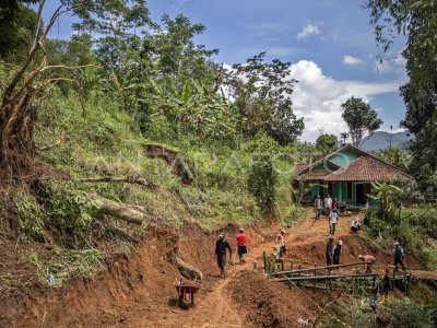 Dampak bencana tanah longsor di Kabupaten Bandung Barat