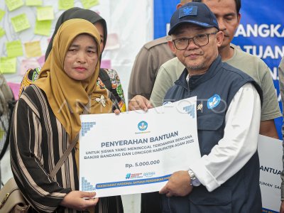 Mendikdasmen serahkan bantuan untuk korban bencana di Agam
