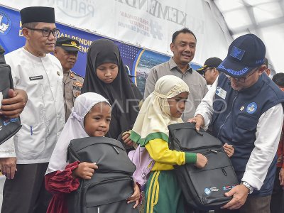 Mendikdasmen serahkan bantuan untuk korban bencana di Agam