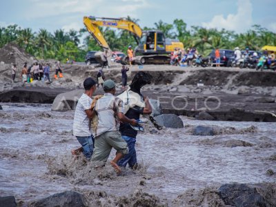 Dampak banjir lahar hujan Gunung Semeru