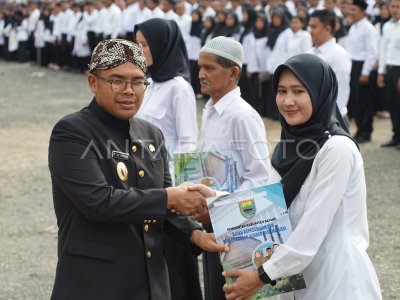 Penyerahan SK PPPK Paruh Waktu di Batang