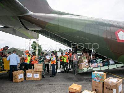 Delivery of aid for the natural disaster in Sumatra