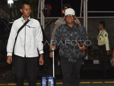 El Regente de Lampung Central llegó a la Comisión de Erradicación de la Corrupción (KPK) tras ser detenido en una operación encubierta.