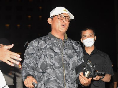 El regente de Lampung Central llegó a la Comisión de Erradicación de la Corrupción tras ser detenido en una operación anticorrupción.