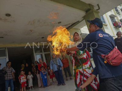 Pelatihan keselamatan bencana gempa dan kebakaran