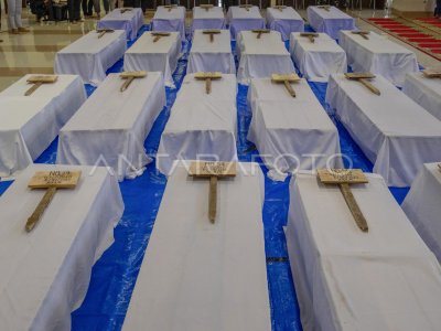 Funeral prayers for the victims of the natural disaster in West Sumatra