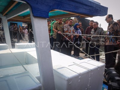 The Governor of Jakarta releases food stock to the Thousand Islands.