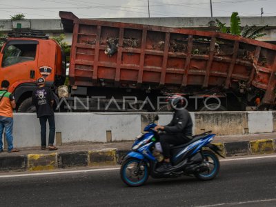 Garbage truck accident in Kalimalang