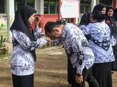 Teaching and learning activities resume after the disaster in North Sumatra
