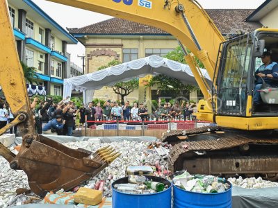 Pemusnahan barang kena cukai ilegal