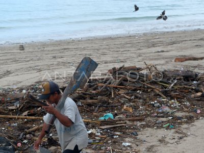 Drift waste on Kelan Beach, Bali