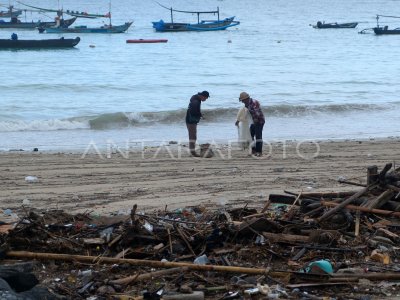 Sampah kiriman di Pantai Kelan Bali