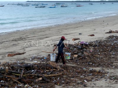 Sampah kiriman di Pantai Kelan Bali