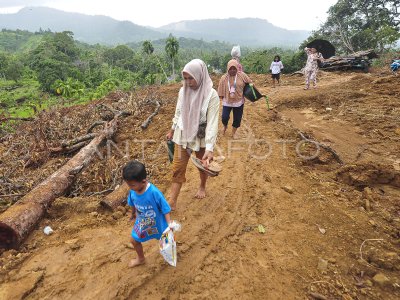 Akses warga korban longsor di Padang