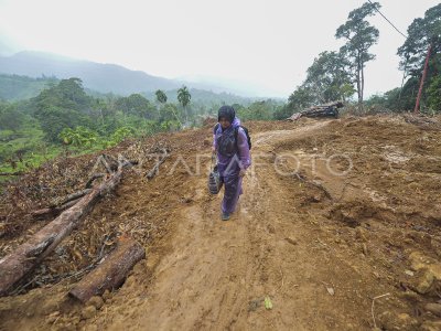 Akses warga korban longsor di Padang