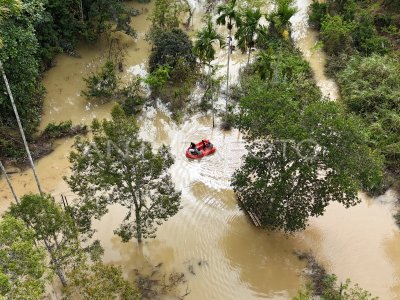 Jalan lintas Provinsi amblas dan terendam banjir