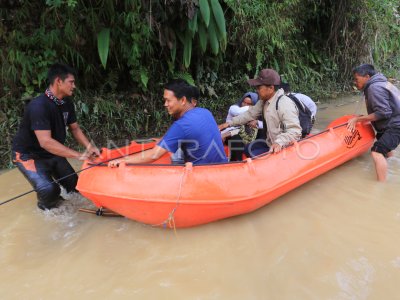 Jalan lintas Provinsi amblas dan terendam banjir