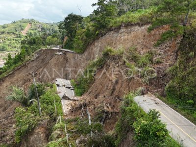 Jalan lintas Provinsi amblas dan terendam banjir