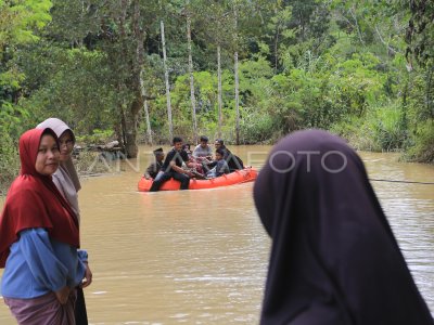 Jalan lintas Provinsi amblas dan terendam banjir