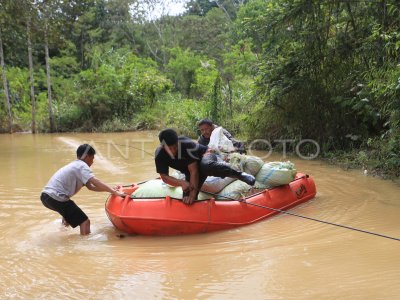 Jalan lintas Provinsi amblas dan terendam banjir