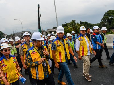 The Coordinating Minister for Infrastructure inspects the Nurtanio Flyover